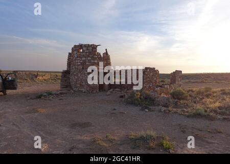 Due soste di Guns vicino al personale della bandiera Arizona Foto Stock