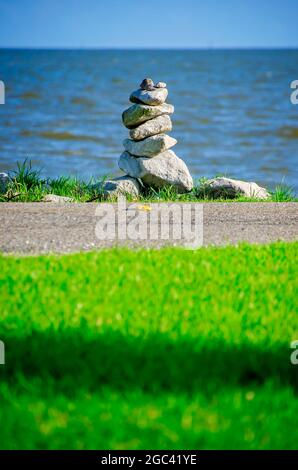 Le rocce sono impilate sul lato della strada da Portersville Bay, 13 luglio 2021, a Coden, Alabama. L'equilibratura della roccia o l'equilibratura della pietra è un hobby per alcuno. Foto Stock