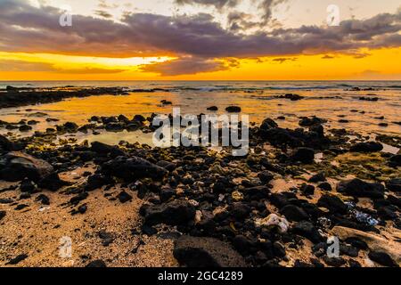 Tramonto sulle piscine di Anaehomalu Point e Waiulua Bay, Hawaii Island, Hawaii, USA Foto Stock