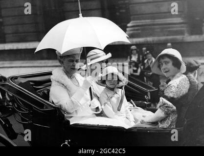 Regina Maria , Maria , Principessa reale , Duchessa di York e Principessa Elisabetta a Trooping il colore giugno 1933 Foto Stock