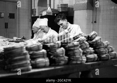 Dietro le quinte in un banchetto di stato. Banchetto di ritorno per la Regina Elisabetta II alla Mansion House, Londra dopo il suo Commonwealth Tour nel 1954. La società di catering di Ring & Brymer (Birch’s) Ltd ha gestito il catering in ogni banchetto di coronazione dato dalla Corporation of London sin dall’incoronazione della Regina Victoria e ha prestato servizio per più teste coronate di qualsiasi altra azienda al mondo. 19 Maggio 1954 Mostre fotografiche: Nelle cucine della Casa Mansion, la notte prima del banchetto. I cuochi dell'assistente ottengono al lavoro pulendo i fasci infiniti di asparagi Foto Stock