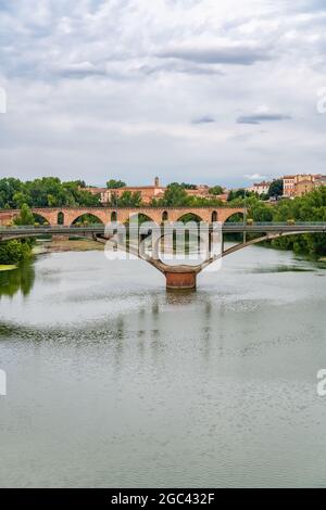 Montauban, bella città francese nel sud, vecchi ponti sul fiume Tarn Foto Stock