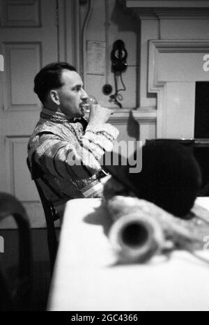 Dietro le quinte in un banchetto di stato. Banchetto di ritorno per la Regina Elisabetta II alla Mansion House, Londra dopo il suo Commonwealth Tour nel 1954. La società di catering di Ring & Brymer (Birch’s) Ltd ha gestito il catering in ogni banchetto di coronazione dato dalla Corporation of London sin dall’incoronazione della Regina Victoria e ha prestato servizio per più teste coronate di qualsiasi altra azienda al mondo. 19 Maggio 1954 Mostre fotografiche: Un Trumpeter di stato, il fanfare sopra, trova un bicchiere di champagne molto accettabile. Foto Stock