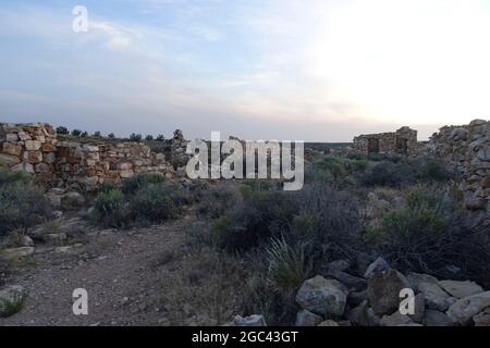 Due soste di Guns vicino al personale della bandiera Arizona Foto Stock