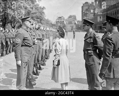 la principessa elisabetta ispeziona le guardie la principessa Elisabetta, colonnello in capo delle Guardie di Grenadier, ha ispezionato il quinto Batallion a Wellington Barracks, Londra. Foto spettacoli: Principessa Elisabetta che parla con il Sergente Regimentale maggiore J Baker durante l'ispezione. 7 maggio 1945 Foto Stock