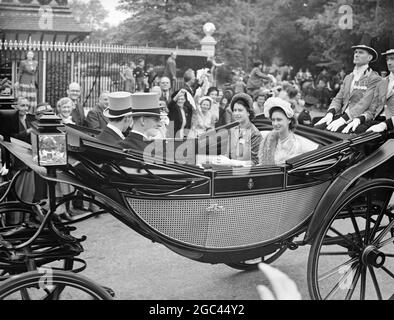 Principesse in Ascot guidare la principessa Elisabetta e sua sorella Principessa Margaret indossare simile sytle off-the-face cappelli come, con il duca di Edimburgo, che guidare attraverso le Golden Gates per la processione reale lungo il corso in Royal Hunt Cup Day a Ascot - il secondo giorno della riunione alla moda. 15 giugno 1949 Foto Stock