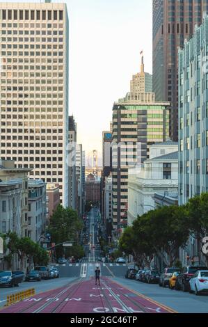 Vista del San Francisco Bay Bridge visto da Nob Hill a California Street al tramonto, California, Stati Uniti. Foto Stock