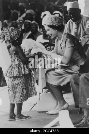 LA REGINA ELISABETTA II RICEVE BOUQUET DA UN BAMBINO IN SIERRA LEONE IL 30 NOVEMBRE 1961 Foto Stock