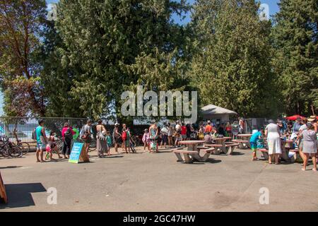 Vancouver, Canada - Luglio 29,2021: Le persone si allineano per entrare nella Second Beach Pool nello Stanley Park nel centro di Vancouver durante l'onda di calore Foto Stock