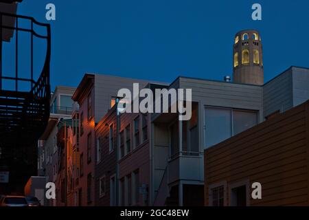 Case in collina con vista sulla Coit Tower al tramonto a San Francisco, CA Foto Stock