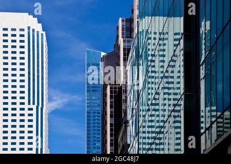 Varietà di stili architettonici di edifici a San Francisco, California Foto Stock