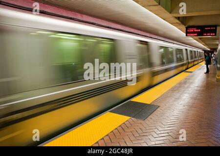 IL treno BART parte dalla stazione di San Francisco, California Foto Stock