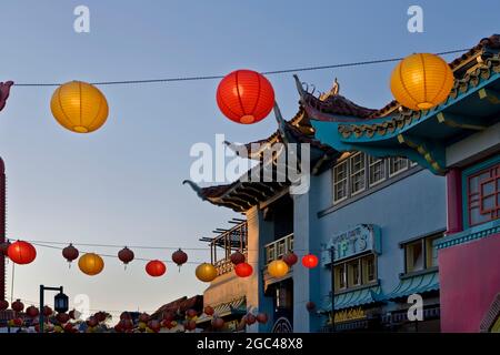 Via Chinatown w lanterns dusk Foto Stock