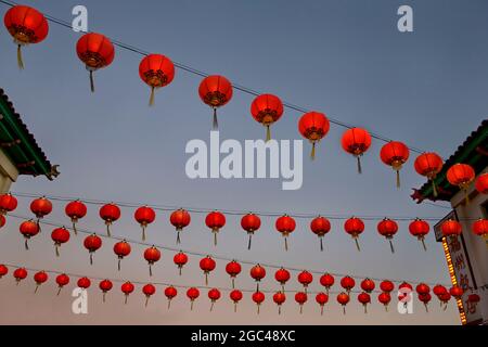 Via Chinatown w lanterns dusk Foto Stock