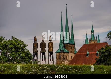 Luglio, 2021, Erfurt Germania, Chiesa di San Severo e tre sculture vescovi in serata Foto Stock