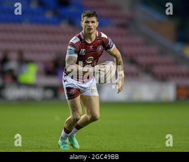 John Bateman (13) di Warriors Wigan corre in avanti con la palla Foto Stock