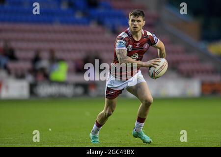 John Bateman (13) di Warriors Wigan corre in avanti con la palla Foto Stock