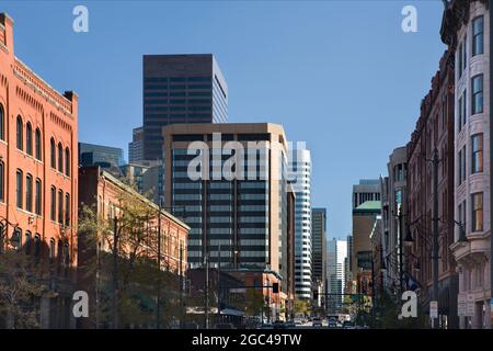 Una combinazione di edifici nuovi e vecchi nel centro di Denver, Colorado Foto Stock