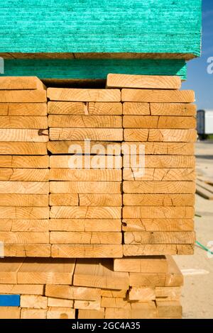 Legname e legno compensato in un cantiere Foto Stock