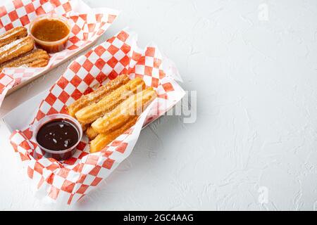 Fritto Crullers in marrone, take away Bag in vassoio di carta, su sfondo bianco con spazio per il testo, copyspace Foto Stock