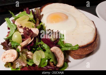 Croque madame sandwich con insalata fresca Foto Stock