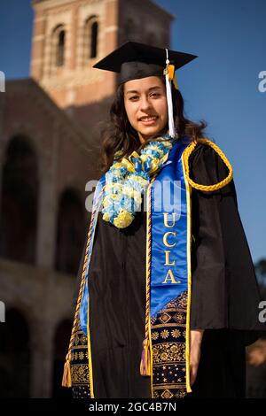 Una giovane donna ispanica si è laureata in UCLA V. Foto Stock