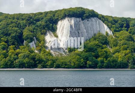 Paesaggio soleggiato intorno alle scogliere di gesso sull'isola di Ruegen in Germania Foto Stock