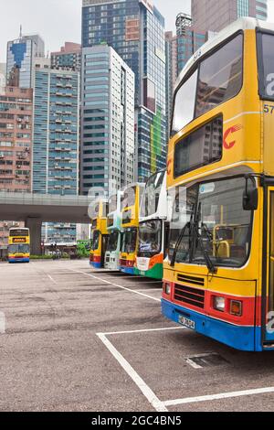 Autobus a due piani parcheggiati a Hong Kong, in Cina Foto Stock