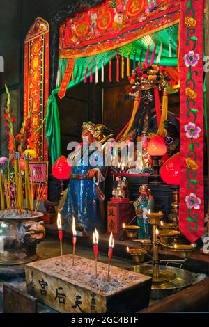 Candele e statue di incenso all'altare al Tempio di Tin Hau a Kowloon, Hong Kong, Cina Foto Stock