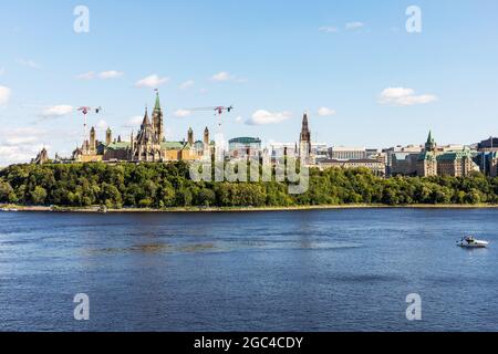 Ottawa, Canada - 2 agosto 2021: Parlamento del Canada in fase di ristrutturazione e fiume Ottawa in estate. Vista panoramica dal Ponte di Alexandra. Foto Stock