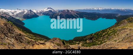 Splendida vista panoramica sul lago Turchese Garibaldi da Panorama Ridge, in estate vicino a Whistler, BC, Canada Foto Stock