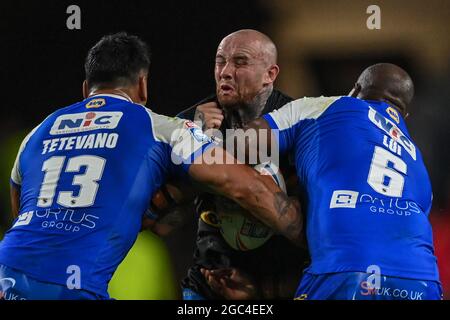 Leeds, Regno Unito. 06 agosto 2021. Nathan Massey (14) di Castleford Tigers è stato affrontato da Zane Tetevano (13) di Leeds Rhinos e Robert Lui (6) di Leeds Rhinos a Leeds, Regno Unito l'8/6/2021. (Foto di Craig Thomas/News Images/Sipa USA) Credit: Sipa USA/Alamy Live News Foto Stock