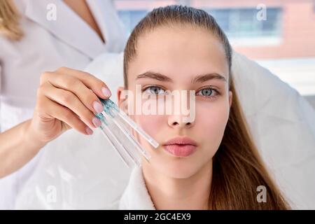 La donna sta andando ricevere il lifting, procedura mesotThreads che solleva la pelle. Chirurgia estetica, sollevamento mesotorsi, contorno viso. Taglio professionale c Foto Stock