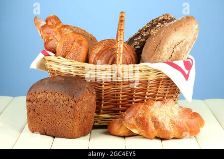 Composizione con il pane e i panini in cesto in vimini isolato su bianco  Foto stock - Alamy