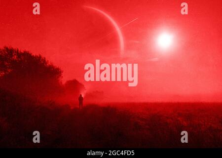 Un concetto di fantascienza, di un uomo che guarda un pianeta circondato. In una notte sciocchiata. Con un grunge, montaggio artistico Foto Stock