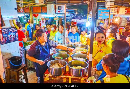 LAMPANG, THAILANDIA - 8 MAGGIO 2019: La lunga coda alla bancarella di cibi da asporto del mercato di Ratsada, l'8 maggio a Lampang Foto Stock