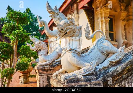 Le sculture di creature mitiche di Kochasri con corpo di leone e testa dell'elefante al Viharn di Wat Pratu Pong, Lampang, Thailandia Foto Stock