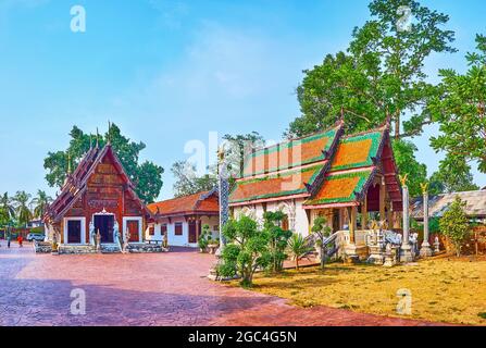 I santuari medievali del Tempio di Wat Pratu Pong con tetti a timpano e decorazioni ornamentali esterne - sculture e motivi scolpiti, Lampang, Thailandia Foto Stock