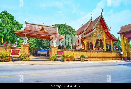 Il cancello del Tempio di Wat Chang si decorato con sculture di elefanti e tetto di pyathat (tegola), Lamphun, Thailandia Foto Stock