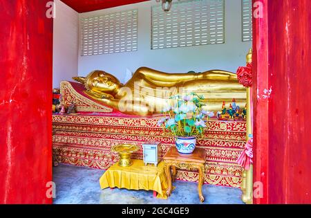 LAMHPUN, THAILANDIA - 8 MAGGIO 2019: L'immagine dorata del Buddha sdraiato nel santuario di Wat Phra che il tempio Hariphunchai, l'8 maggio a Lamphun Foto Stock