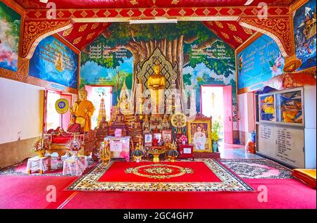 LAMHPUN, THAILANDIA - 8 MAGGIO 2019: L'altare di Viharn Phra Chao Lawo, decorato con immagini dorate, dipinti e motivi, Wat Phra That Hariphunchai te Foto Stock