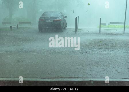 Pioggia pesante e temporale lascia alcune strade sott'acqua nella città di Danzica, Polonia Foto Stock