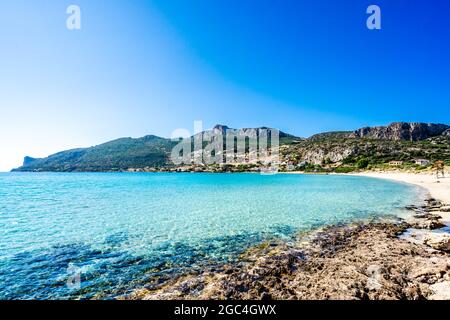 Acqua turchese e spiaggia bianca al villaggio Plitra in Lakonia, Peloponneso Grecia Foto Stock
