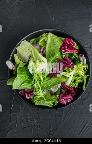 Fregio, insalata di lattuga romaine e Radicchio, su fondo nero, vista dall'alto piatto Foto Stock