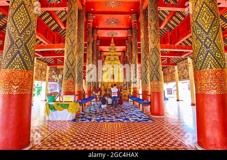 LAMPANG, THAILANDIA - 8 MAGGIO 2019: Interno di antico Viharn Luang di Wat Phra legno che Lampang Luang con colonne di teak, decorazioni ornate e Ku Phra C. Foto Stock