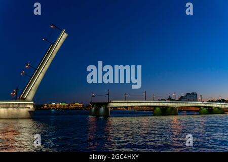 Il ponte Liteyniy si alzò, illuminato durante le notti bianche, alle 2:06, dall'argine di Voskresenskaya, San Pietroburgo, Russia Foto Stock