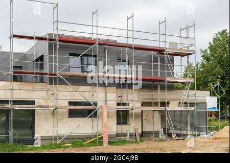 Sulla nuova costruzione di una casa si trova ancora il ponteggio Foto Stock