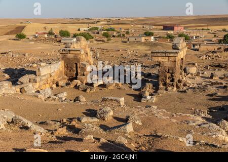 Le rovine della storica città di Shuayip, conosciuta come Ozkent Village, che si dice il profeta Shuayb di aver vissuto in questa città e che prende il nome dalla città Foto Stock