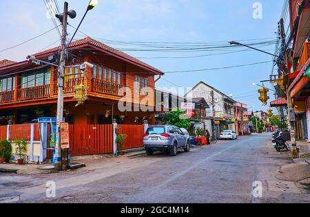 LAMPANG, THAILANDIA - 8 MAGGIO 2019: Esplora le tipiche strade della città vecchia, cammina sulla Tippawan Road, l'8 maggio a Lampang Foto Stock