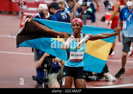 Tokyo, Kanto, Giappone. 6 agosto 2021. Shaunae Miller-Uibo (BAH) celebra la vittoria della medaglia d'oro nella finale femminile di 400 metri durante i Giochi Olimpici di Tokyo 2020 allo Stadio Olimpico. (Credit Image: © David McIntyre/ZUMA Press Wire) Credit: ZUMA Press, Inc./Alamy Live News Foto Stock